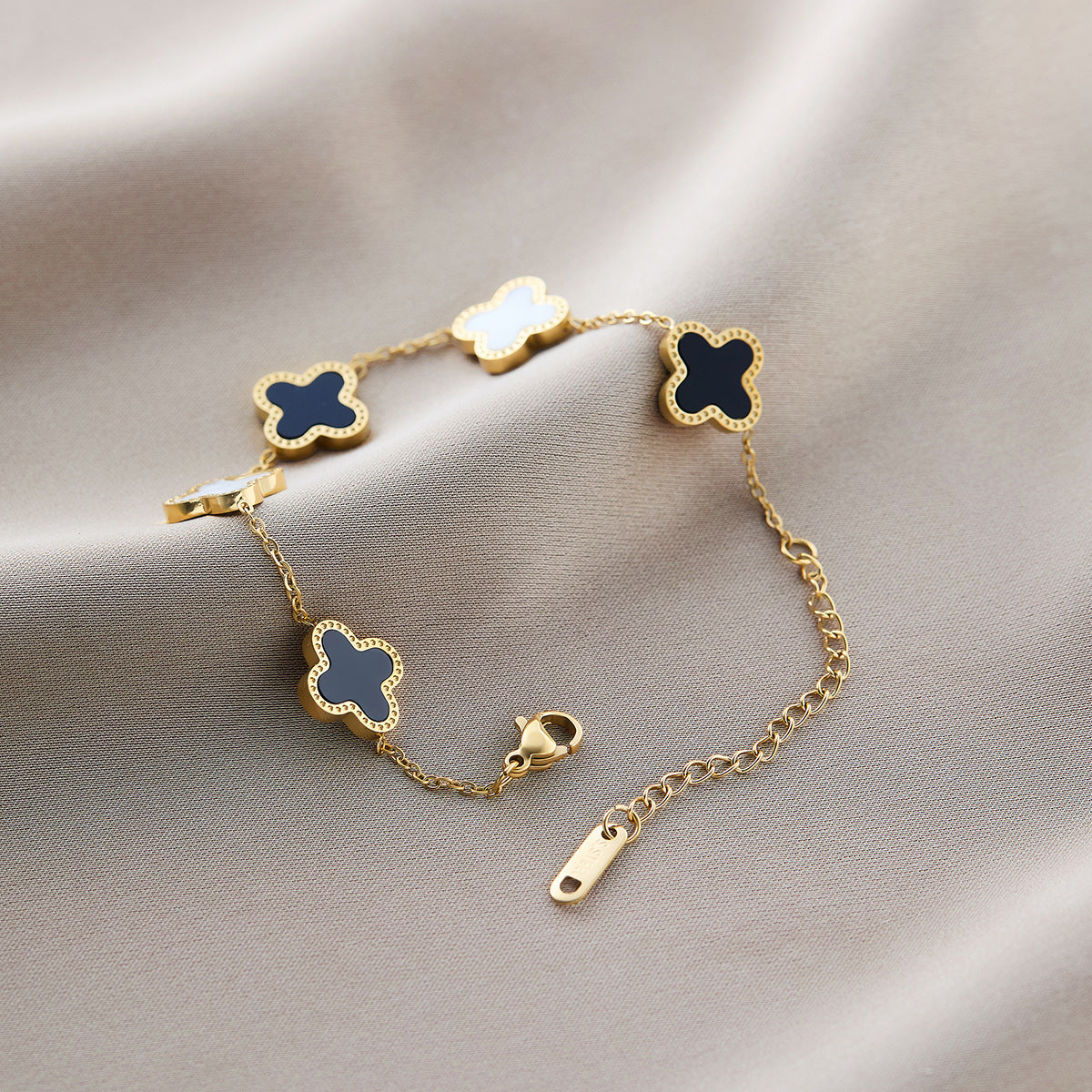 LOCEVIA – Armband mit schwarzen Blütenmotiven