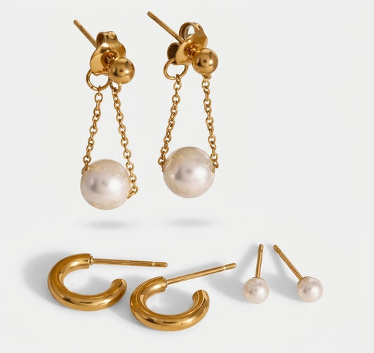 LOCEVIA Set mit drei Paar Ohrringen: goldfarbene Kettenohrringe mit Perlenoptik, goldfarbene Creolen und weiße Ohrstecker in Perlenoptik