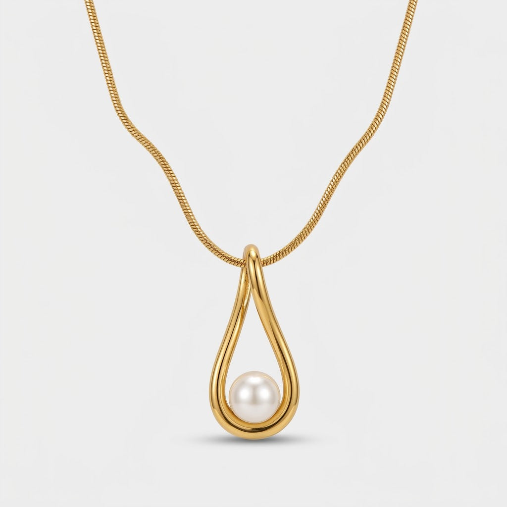 Goldfarbene LOCEVIA Halskette mit offenem tropfenförmigem Anhänger und weißem Detail in Perlenoptik
