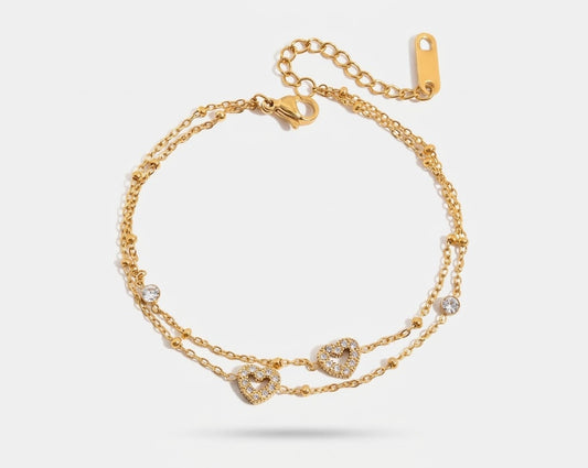 Goldfarbenes doppelreihiges LOCEVIA Armband mit zwei offenen funkelnden Herzen und Verlängerungskette.