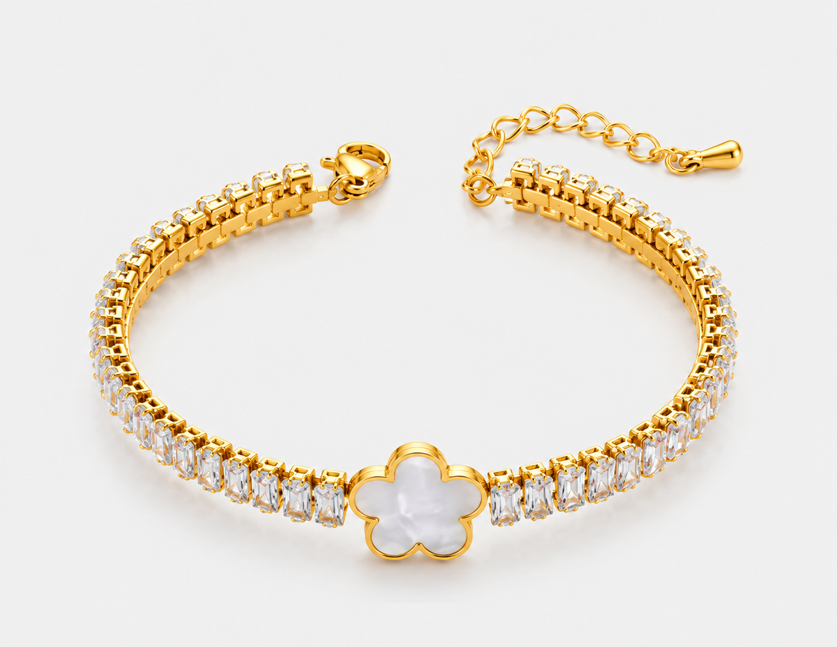 Goldfarbenes LOCEVIA Armband mit rechteckigen hellen Schmucksteinen, zentraler Blüte in Perlmuttoptik und Verlängerungskette