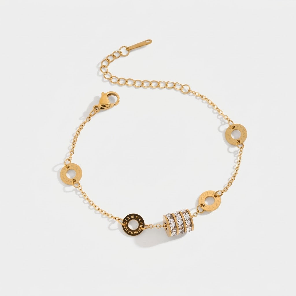 Goldfarbenes LOCEVIA Armband mit runden Ringdetails, funkelndem dreireihigem Mittelstück und Verlängerungskette