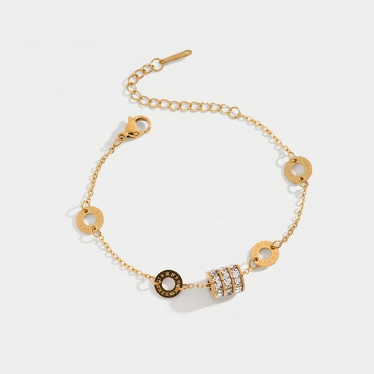 Goldfarbenes LOCEVIA Armband mit runden Ringdetails, funkelndem dreireihigem Mittelstück und Verlängerungskette