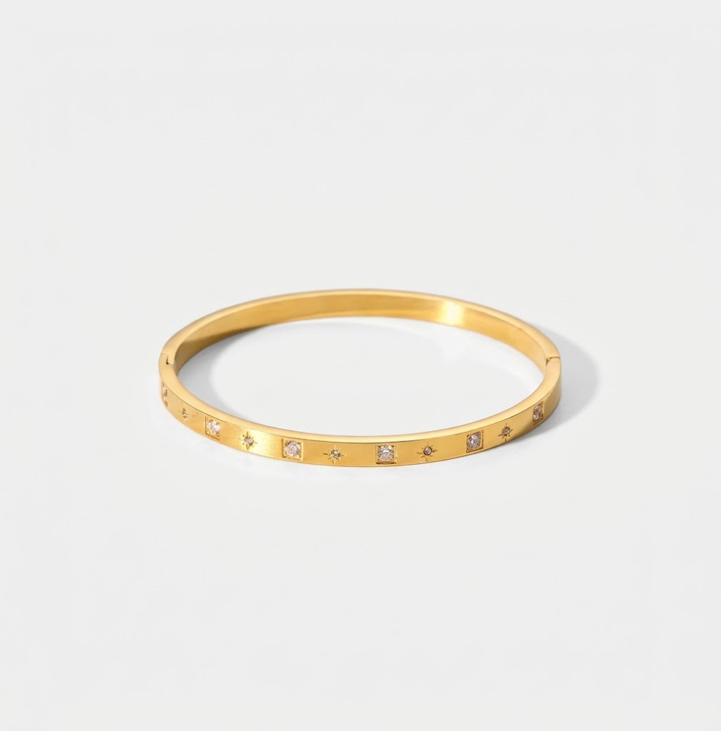 Goldfarbener LOCEVIA Armreif mit kleinen Sternmotiven und hellen funkelnden Schmucksteinen