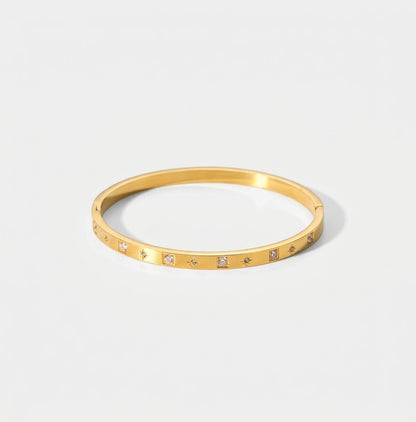 Goldfarbener LOCEVIA Armreif mit kleinen Sternmotiven und hellen funkelnden Schmucksteinen